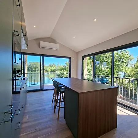 Maison Du Bord Du Rhone Сasa de vacaciones *